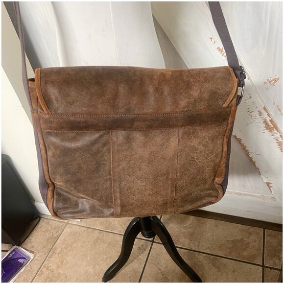 Wilson’s Leather Genuine Leather Messenger Back Large Brown Snap Button - Picture 4 of 13